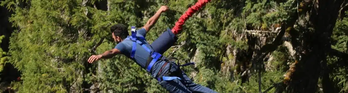 junger Mann beim Bunjee-Jumping