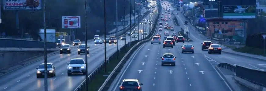 volle Autobahn durch Stadtgebiet