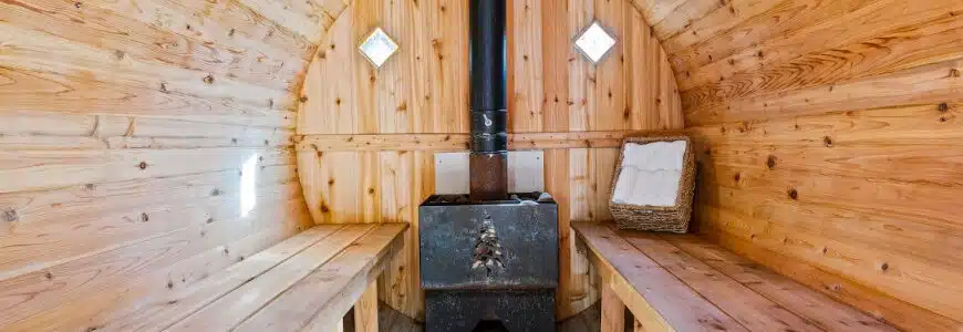 das Innere einer traditionelle Fass-Sauna