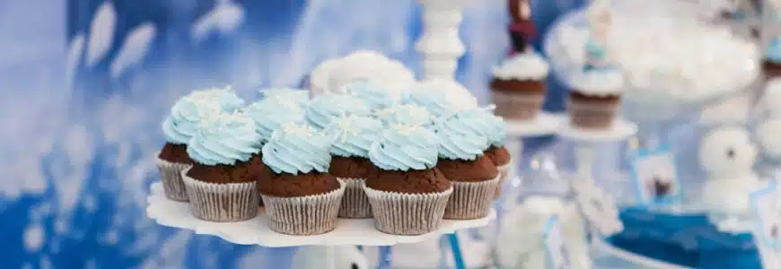 Cupcakes mit hellblauem Frosting