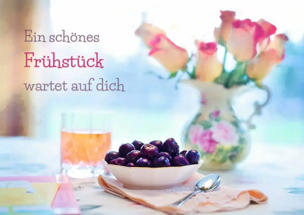 Postkarte zum Ausdrucken mit guten Morgen-Grüßen: Ein schönes Frühstück wartet auf dich